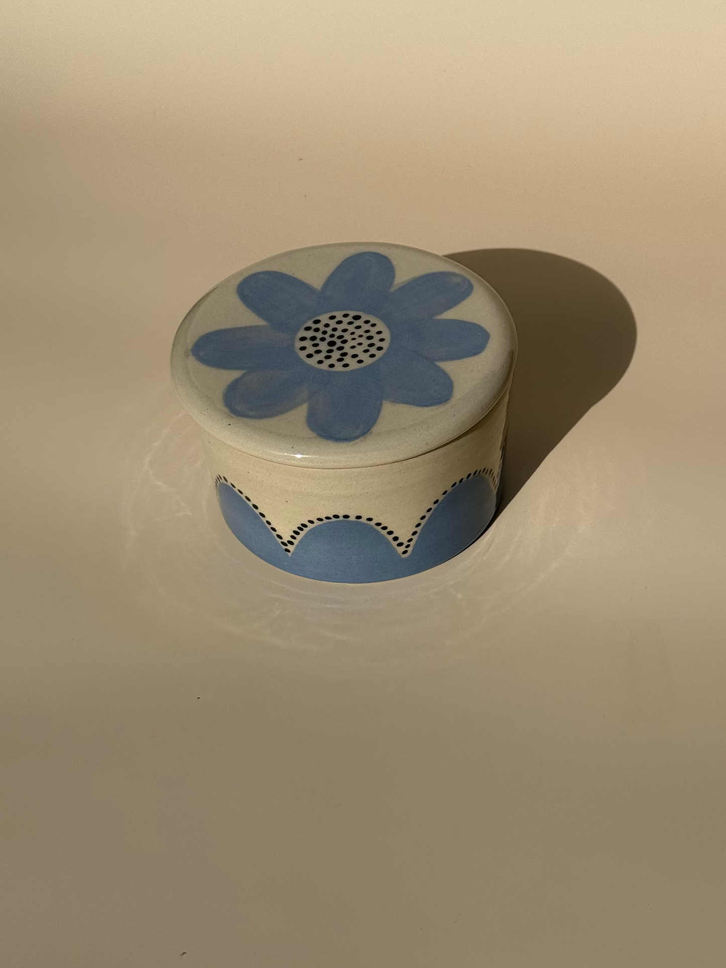 Butterdose blaue Blume