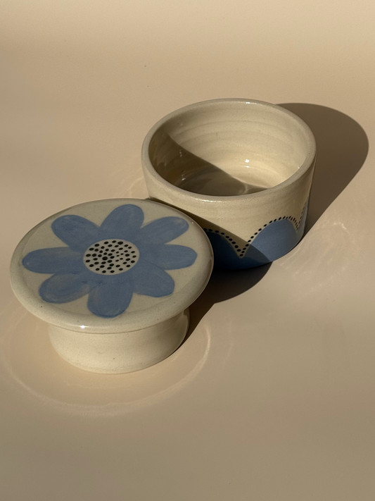 Butterdose blaue Blume