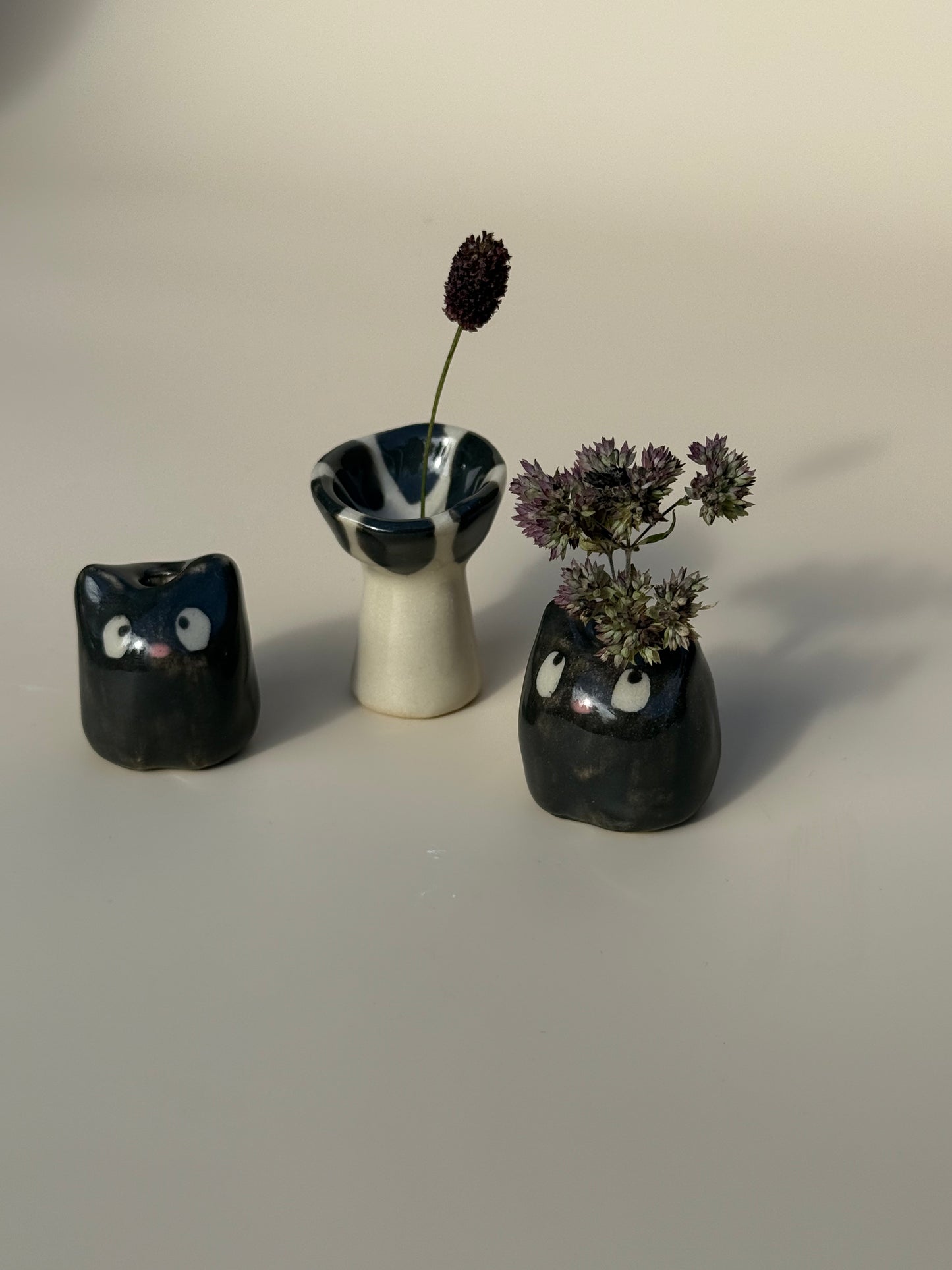 Minivasen schwarze Katze und Flecken