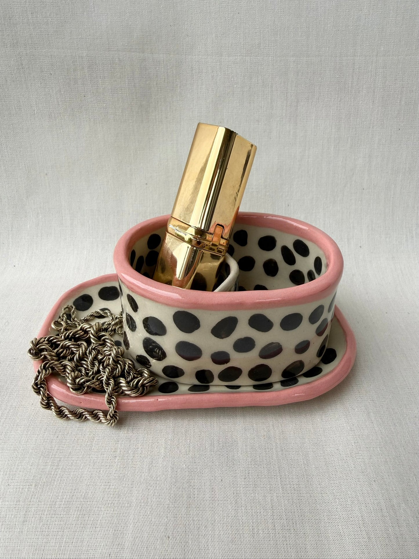 Utensilio mit Schmuckschale schwarze Punkte pink
