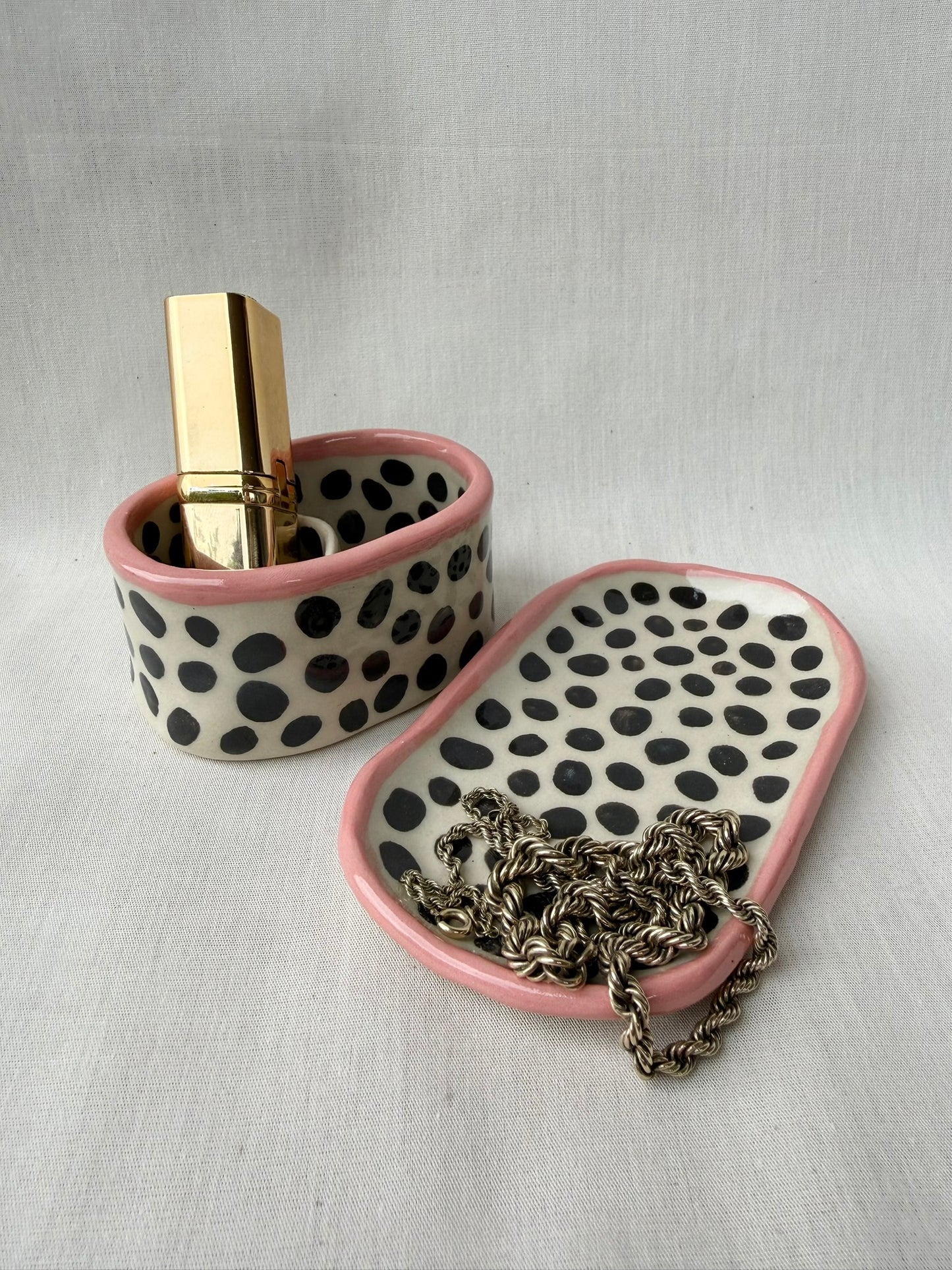 Utensilio mit Schmuckschale schwarze Punkte pink
