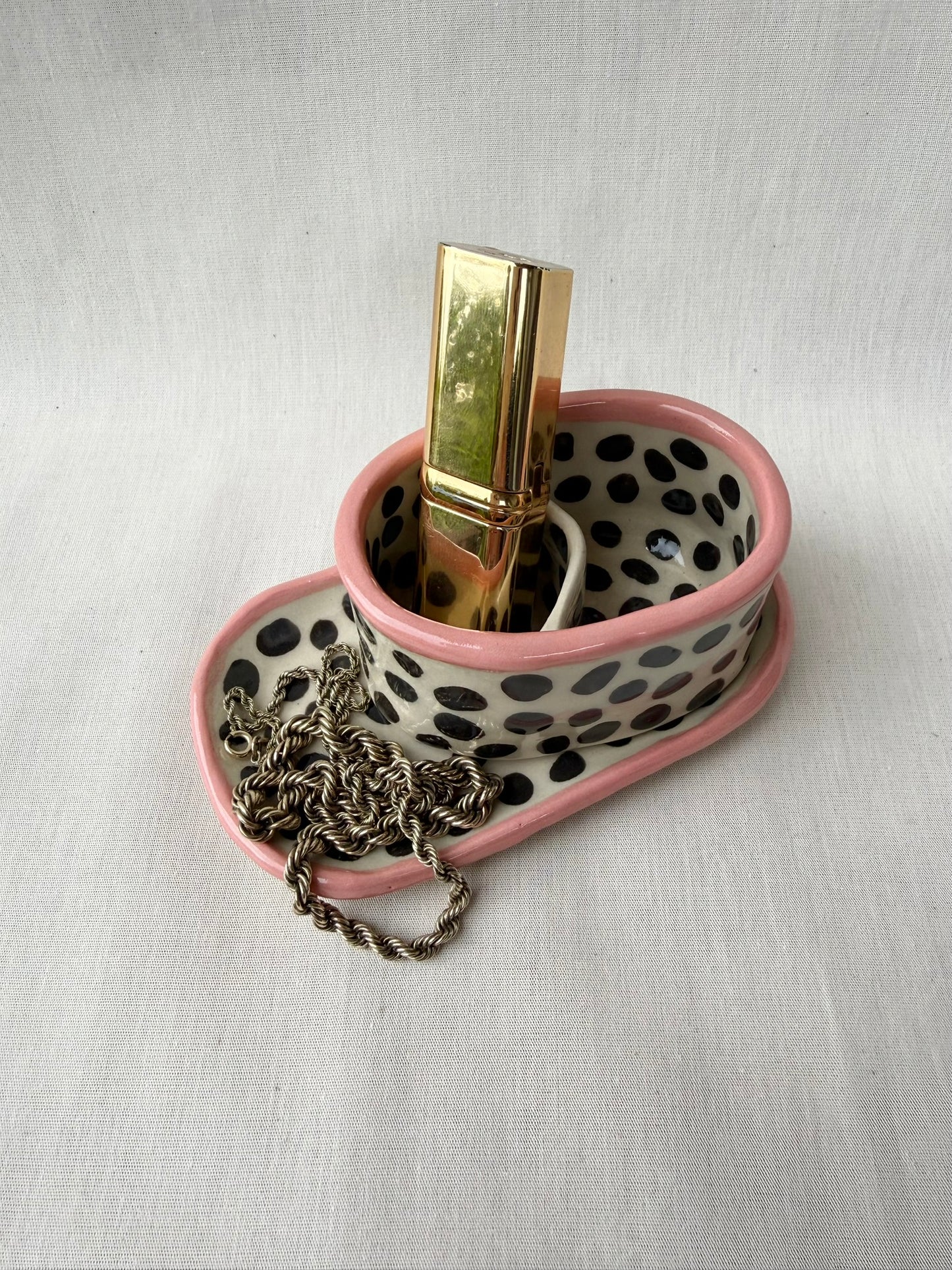 Utensilio mit Schmuckschale schwarze Punkte pink