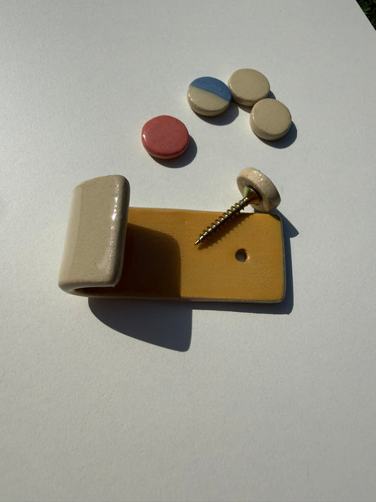 Wandhaken mit Magnetknopf