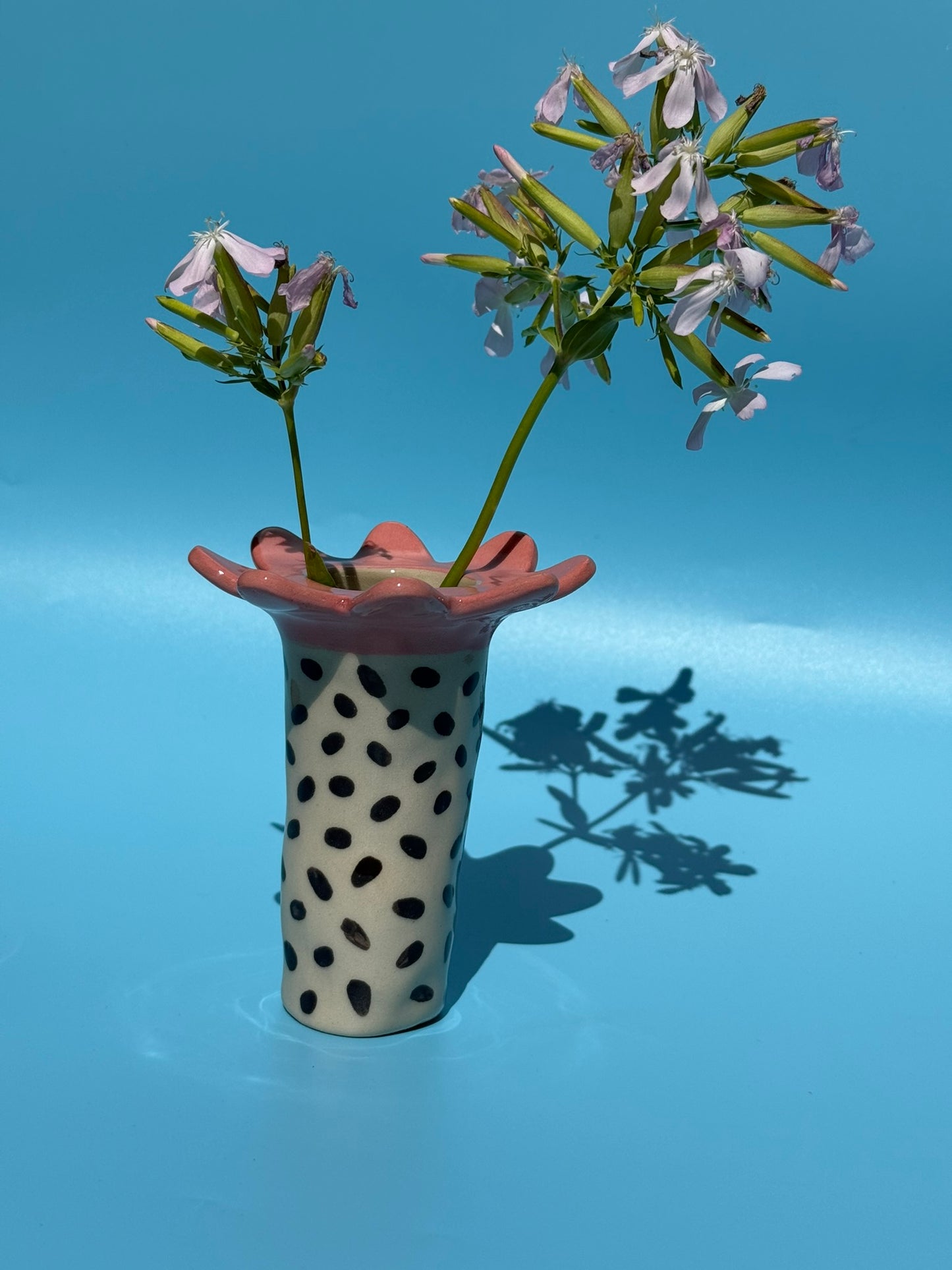 Vase Kugel und Vase Blume