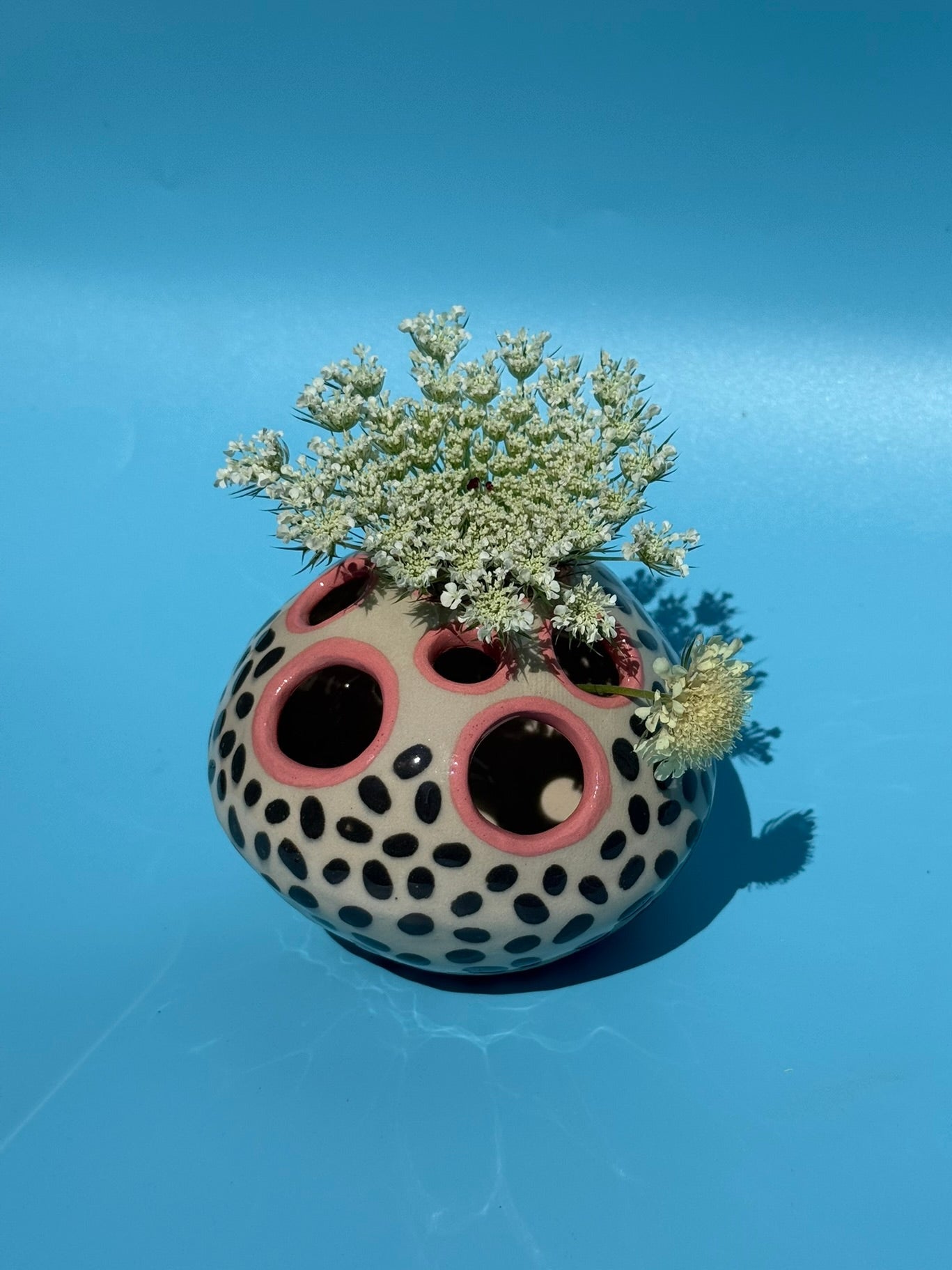 Vase Kugel und Vase Blume