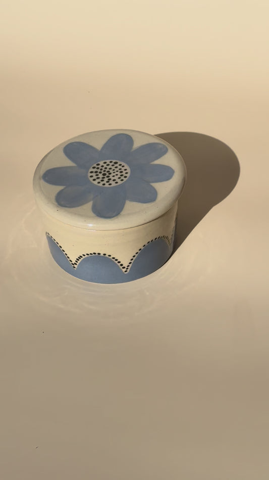 Butterdose blaue Blume